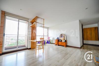 Apartamento de 2 alcobas en venta en Loma De Los Parra, Medellín, 163 m² · foto 2 de 18