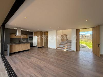 Casa de 3 alcobas en venta en Rionegro, Rionegro, 328 m² · foto 2 de 20