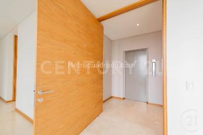 Apartamento de 3 alcobas en venta en El Poblado, Medellín, 267 m² · foto 4 de 20