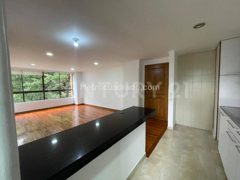 Recently Renovated 2BR Apartment Near Metro in Santa Maria - 3