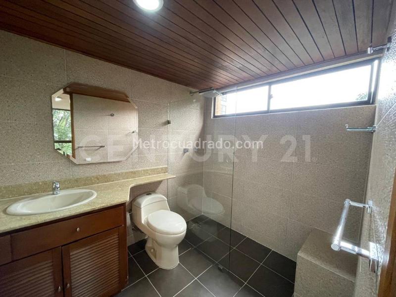 Recently Renovated 2BR Apartment Near Metro in Santa Maria - 9