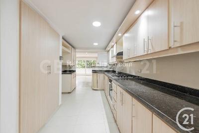 Apartamento de 3 alcobas en venta en El Poblado, Medellín, 202 m² · foto 2 de 15