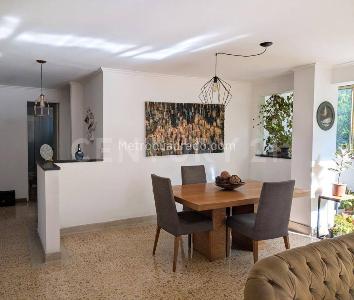 Apartamento de 4 alcobas en venta en Castropol, Medellín, 226 m² · foto 2 de 19