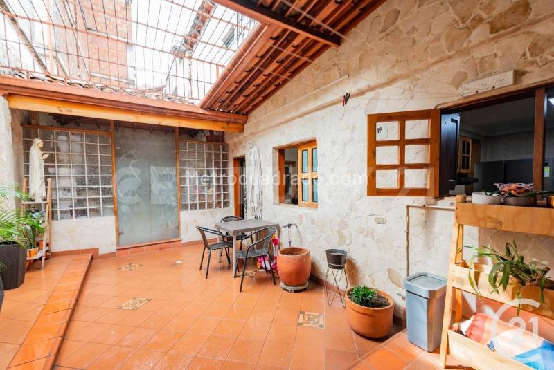 Spacious 4BR House in Laureles - 6