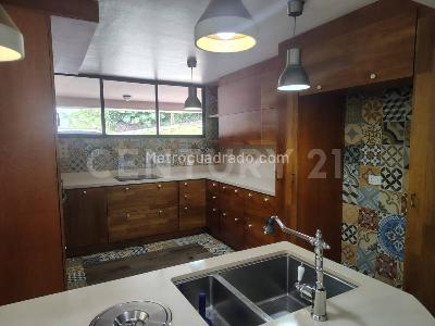 Casa de 4 alcobas en arriendo en El Poblado, Medellín, 252 m² · foto 4 de 20