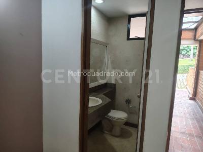 Casa de 4 alcobas en arriendo en El Poblado, Medellín, 252 m² · foto 13 de 20