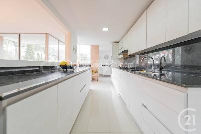 Apartamento de 3 alcobas en venta en El Poblado, Medellín, 240 m² · foto 4 de 20