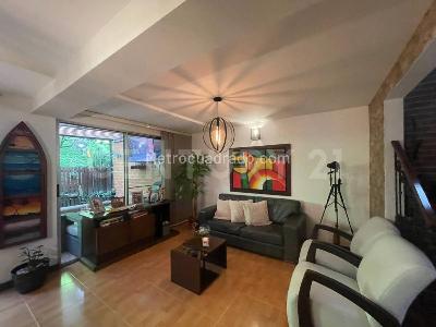 Casa de 3 alcobas en venta en Loma Del Esmeraldal, Envigado, 167 m² · foto 3 de 16