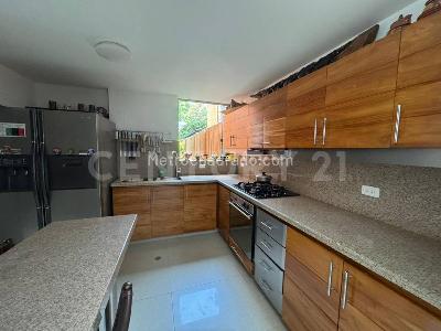 Apartamento de 2 alcobas en venta en Loma Del Chocho, Envigado, 293 m² · foto 17 de 20