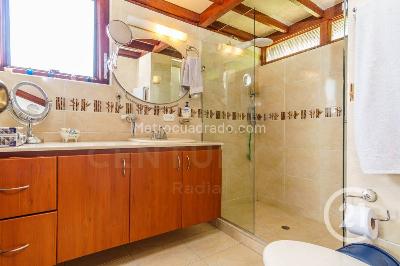 Casa de 5 alcobas en venta en Altos Del Poblado, Medellín · foto 16 de 19