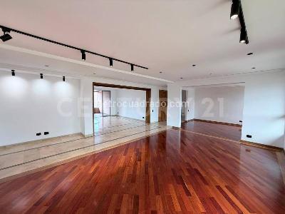 Apartamento de 3 alcobas en arriendo en El Poblado, Medellín, 214 m² · foto 2 de 19
