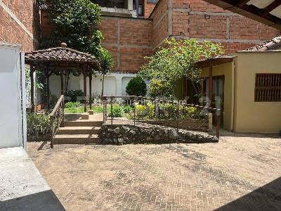 Casa de 5 alcobas en venta en Laureles, Medellín, 398 m² · foto 6 de 17