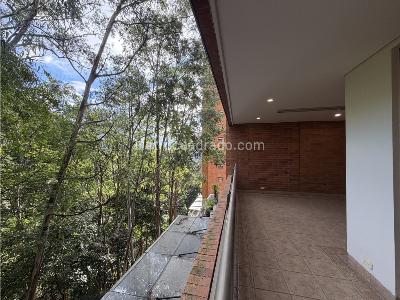 Apartamento de 4 alcobas en venta en Loma De Los Gonzalez, Medellín, 240 m² · foto 2 de 17