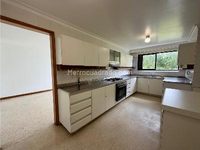 Apartamento de 3 alcobas en venta en Clinica Medellin, Medellín, 195 m² · foto 9 de 13
