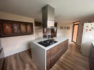 Casa de 4 alcobas en venta en Guaymaral, Bogotá, 1377 m² · foto 3 de 9