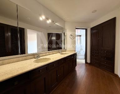 Apartamento de 3 alcobas en venta en Bogotá, 246 m² · foto 11 de 15