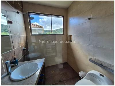 Casa de 3 alcobas en venta en Loma Del Escobero, Envigado · foto 19 de 20