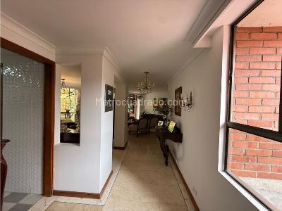 Apartamento de 3 alcobas en venta en El Poblado El Tesoro, Medellín, 165 m² · foto 3 de 19