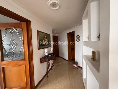 Apartamento de 3 alcobas en venta en El Tesoro, Medellín, 139 m² · foto 2 de 15