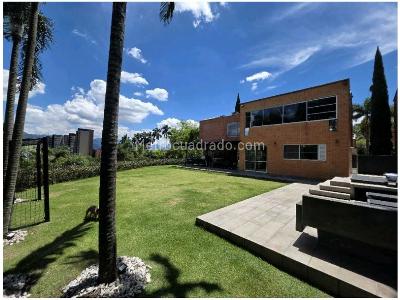Casa de 3 alcobas en venta en Loma Benedictinos, Envigado, 320 m² · foto 3 de 20
