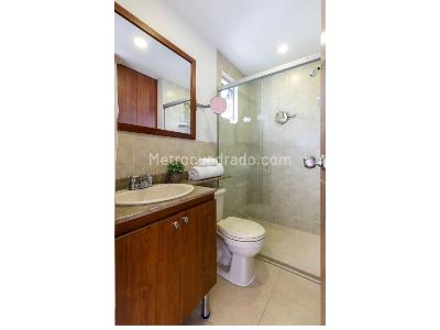 Apartamento de 2 alcobas en venta en El Poblado Las Lomas, Medellín, 65 m² · foto 5 de 7