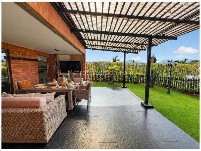 Casa de 3 alcobas en venta en Loma Del Chocho, Envigado, 252 m² · foto 2 de 17