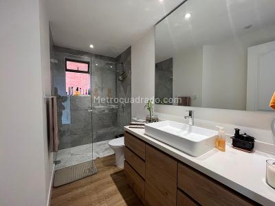 Apartamento de 2 alcobas en venta en El Refugio Chico, Bogotá, 135 m² · foto 15 de 18