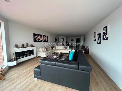 Apartamento de 2 alcobas en venta en El Refugio Chico, Bogotá, 135 m² · foto 6 de 18