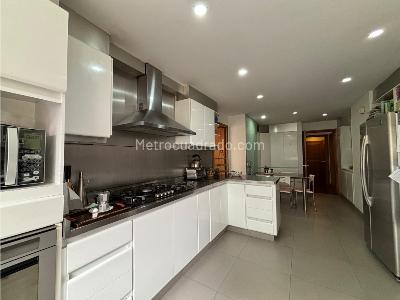 Apartamento de 4 alcobas en arriendo en La Cabrera, Bogotá, 335 m² · foto 2 de 20