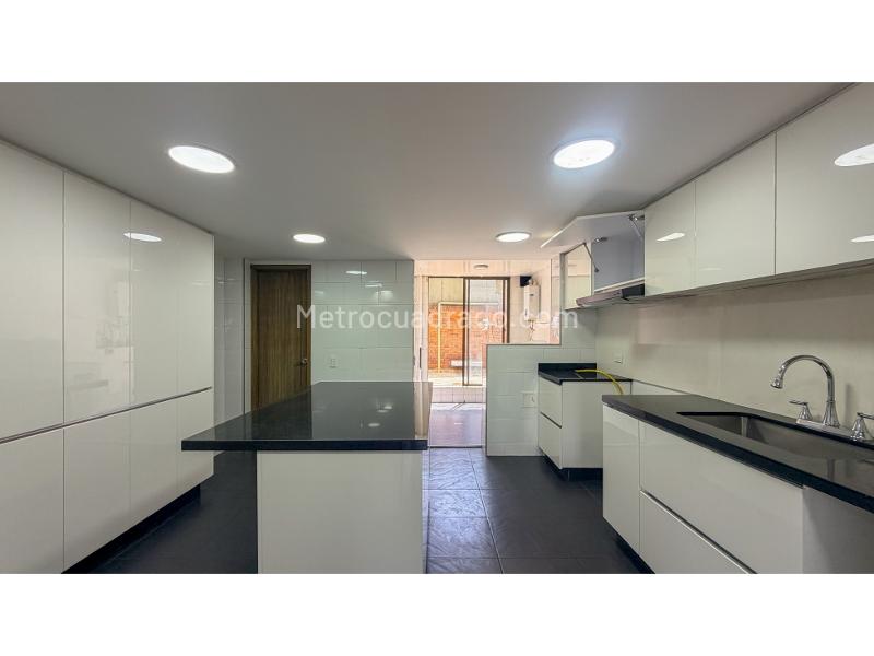 Edificio de Oficinas en Venta, El Retiro, Bogotá D.C. - Más