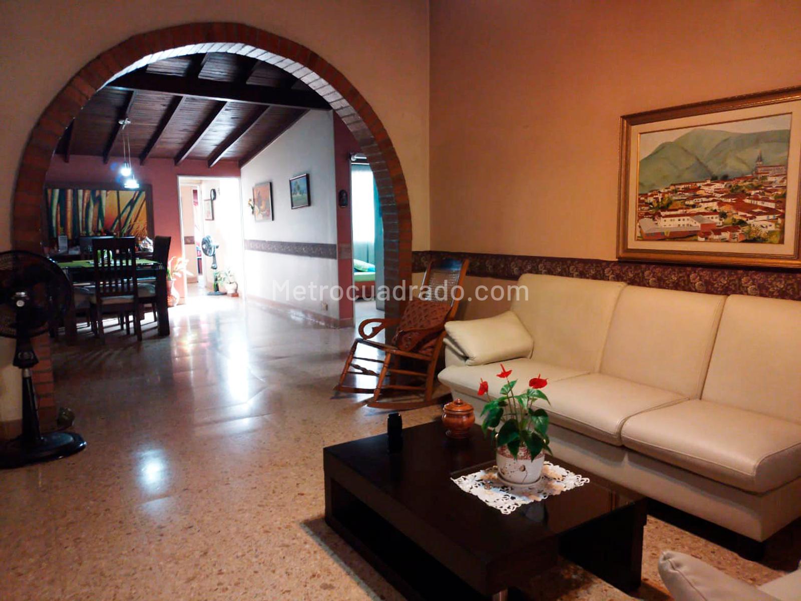 Casa de 5 habitaciones en venta en Belen, Medellín — imagen 1 de 17