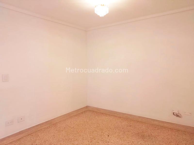 3BR Apartment Near Amenities in Laureles - 4