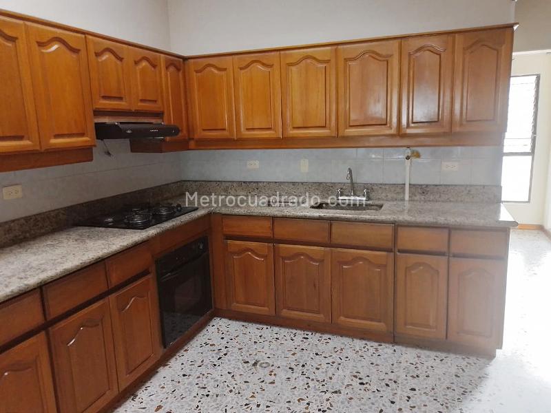 Spacious 4BR Apartment with Terrace in Laureles - 4