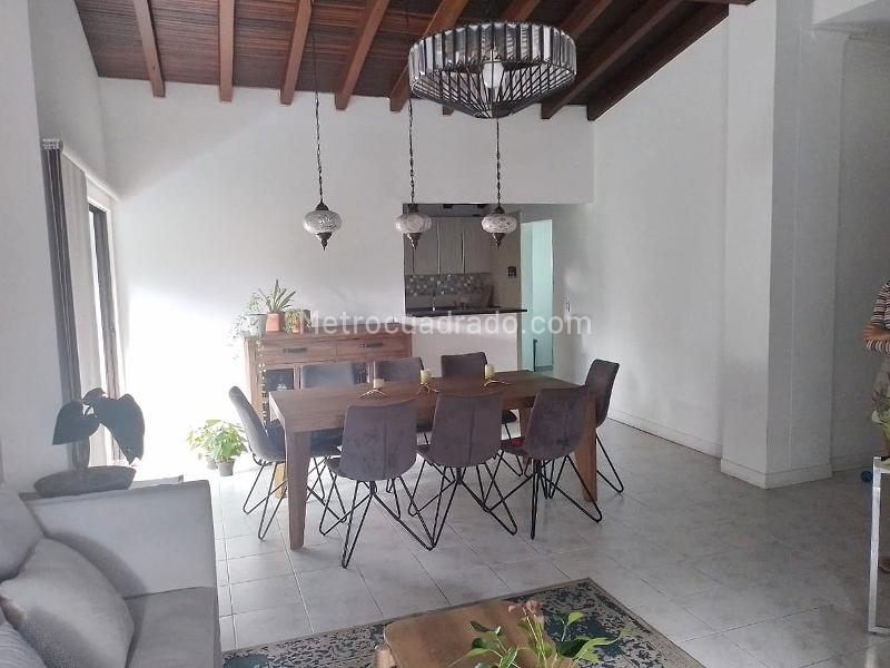 Furnished 4BR Apartment with Balcony in Laureles - 3