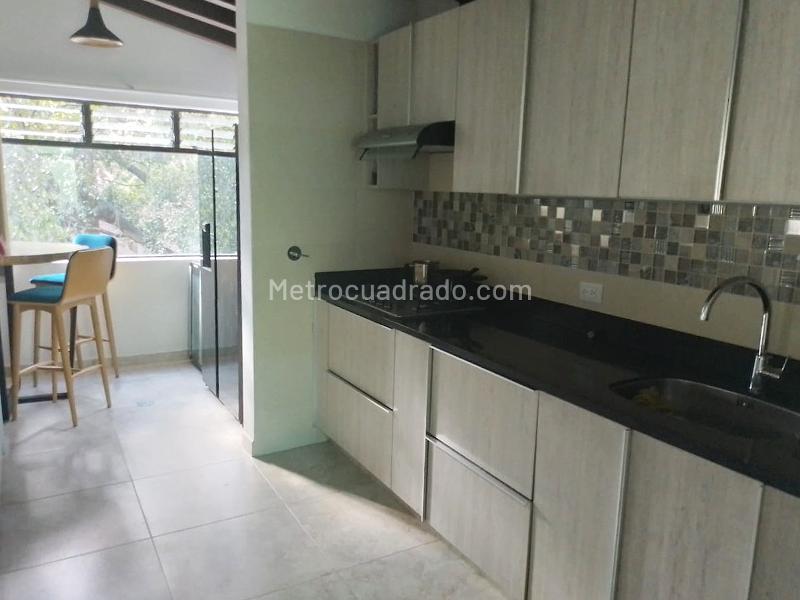 Furnished 4BR Apartment with Balcony in Laureles - 4