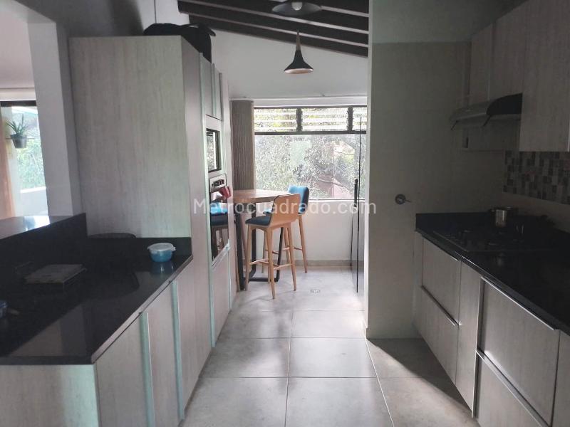 Furnished 4BR Apartment with Balcony in Laureles - 5