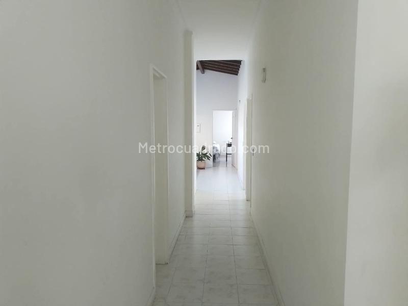 Furnished 4BR Apartment with Balcony in Laureles - 6