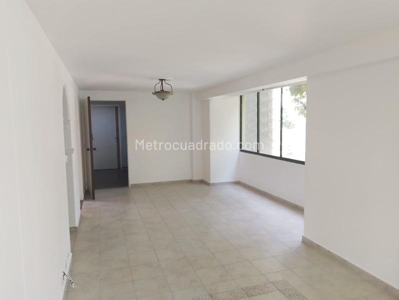 Apartamento Exterior de 3 Alcobas en Laureles con Parqueadero Cubierto