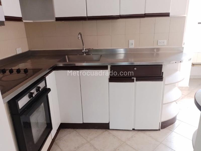 3BR Exterior Apartment for Rent in Laureles with Covered Parking - 3