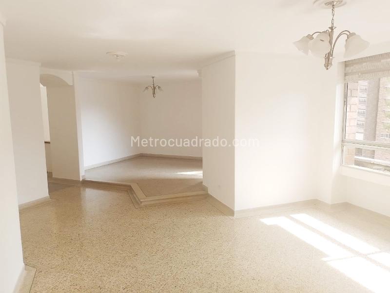 Apartamento Amplio de 3 Alcobas con Aire Acondicionado en Laureles - 2