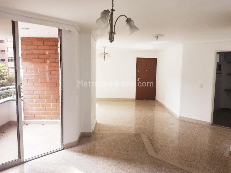 Apartamento Amplio de 3 Alcobas con Aire Acondicionado en Laureles - 4