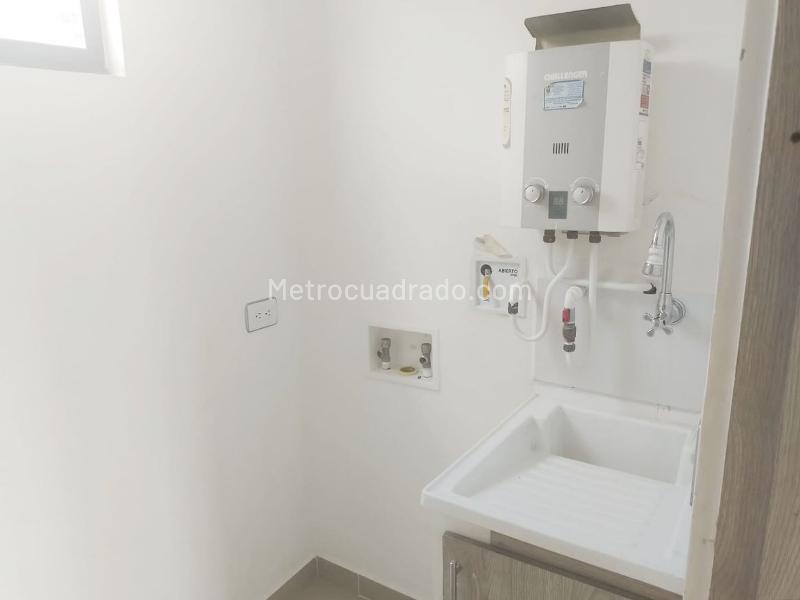 Apartamento Exterior de 2 Alcobas en La América con Balcón - 7