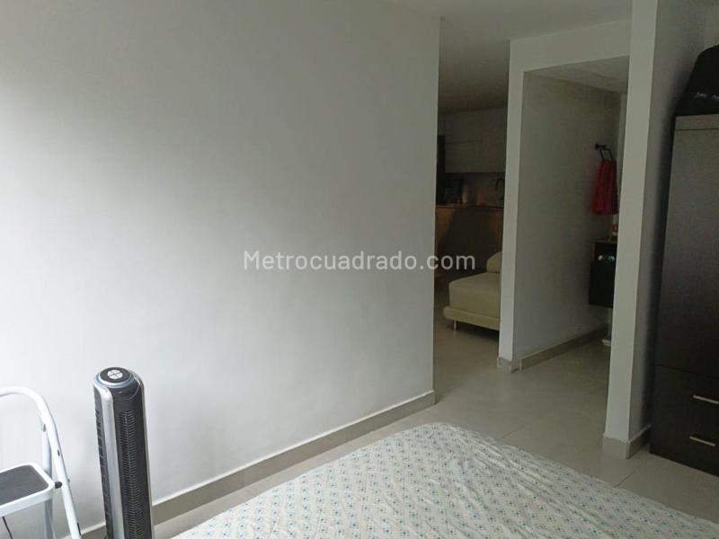3BR Apartment with Balcony and Covered Parking in Guayabal - 9