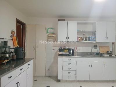 Apartamento de 3 alcobas en venta en Laureles, Medellín, 177 m² · foto 4 de 18