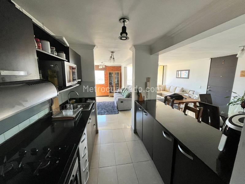 Spacious 2BR Apartment with Study in Belen - 4