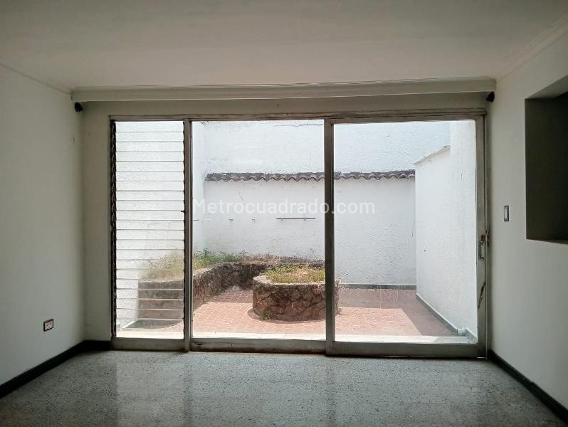 Casa independiente de 4 Alcobas en La América