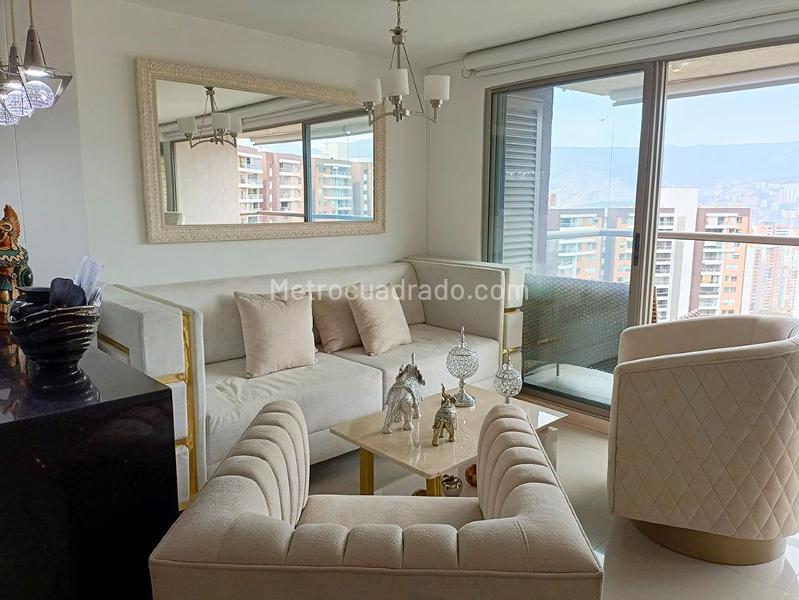 2BR Apartment with Balcony in Belún - 2