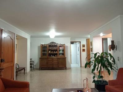 Apartamento de 3 alcobas en venta en Laureles, Medellín, 142 m² · foto 2 de 19