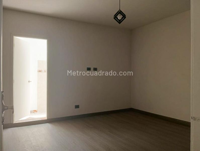 Casa Amplia de 5 Alcobas en Laureles - 9