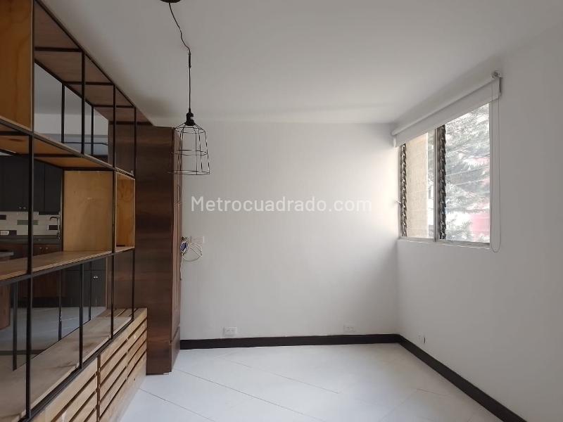 Spacious 4BR Apartment with Balcony in Laureles - 3
